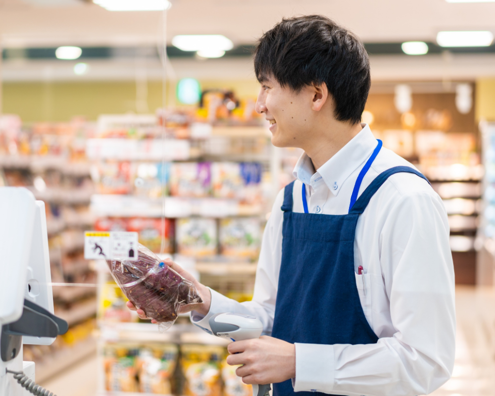 レジや接客でスムーズに会計対応している様子の写真のイメージ画像