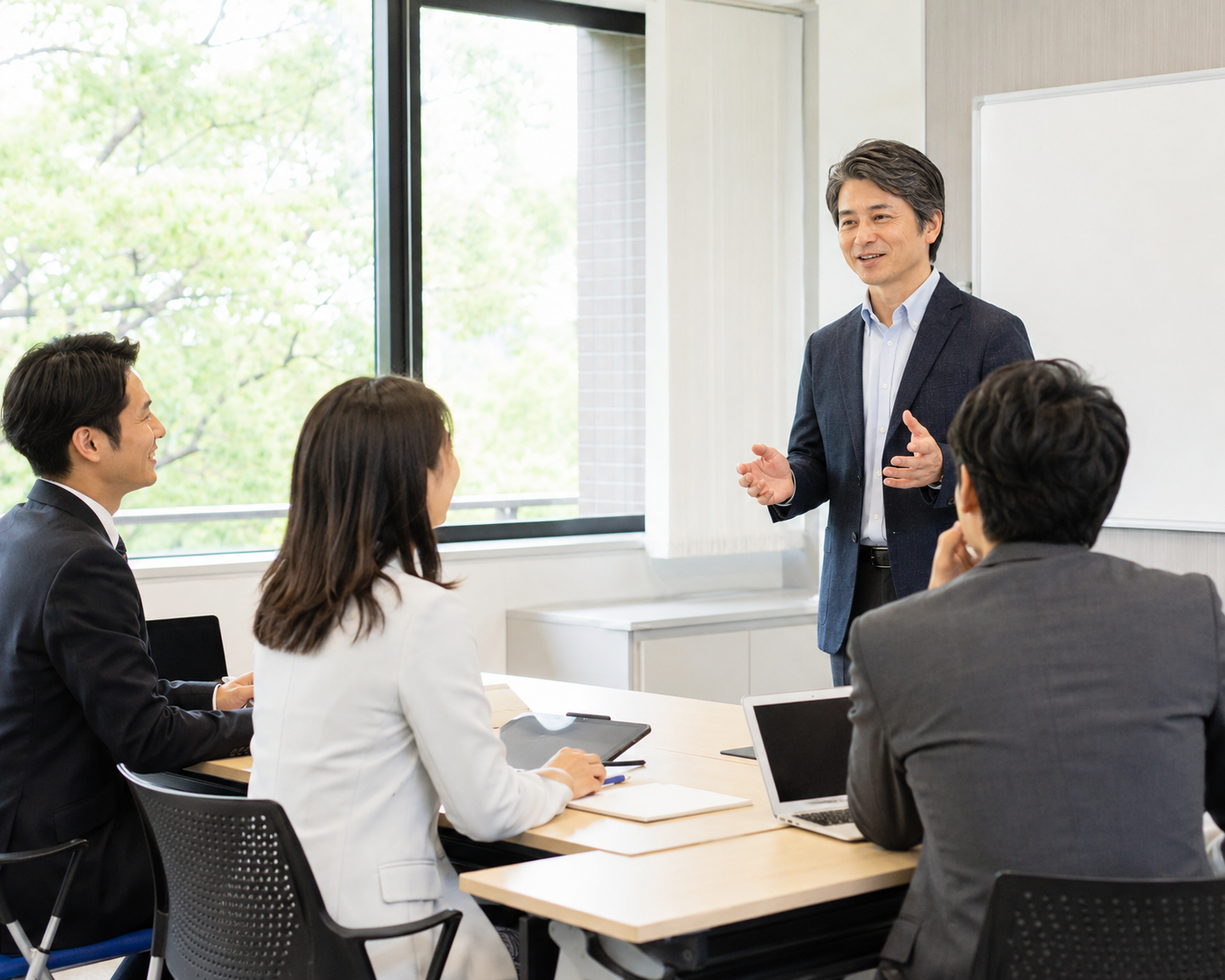 研修会場で、参加者が真剣な表情で、時には笑顔で話を聞いている会場全体のシーン